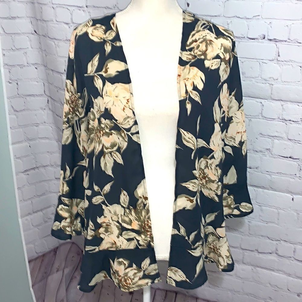 Charlotte Russe - Gray Floral Wrap - XS